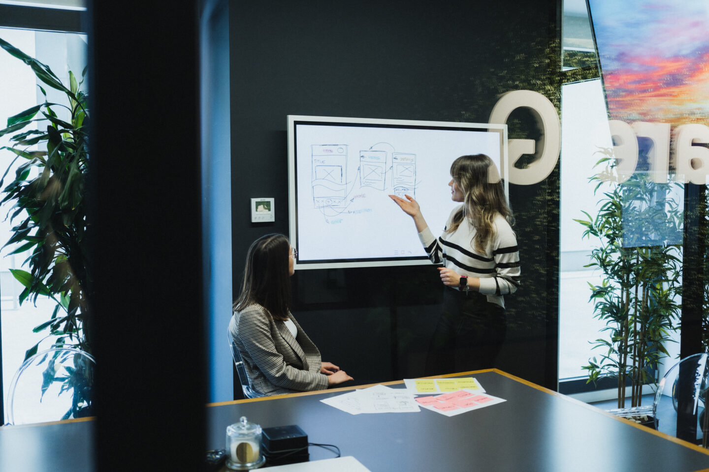 The digital strategy meaning involves teamwork and a structured plan.