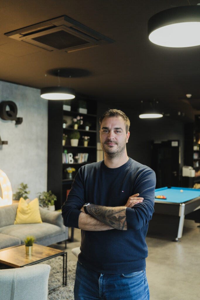 Ivan, Q agency