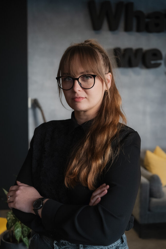 Monika, Q agency